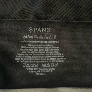 NEW SPANX Look At Me Now Seamless Leggings Size Medium Very Black